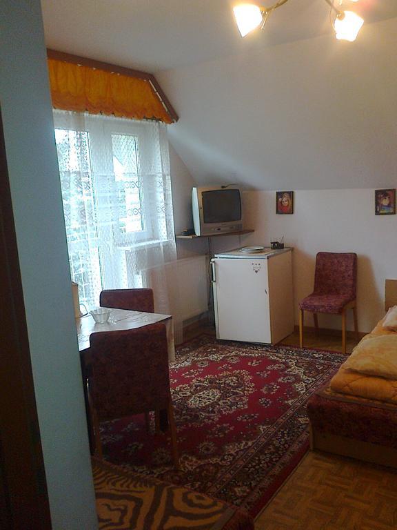 Maxim Pokoje Goscinne Iwonicz-Zdroj Exterior photo